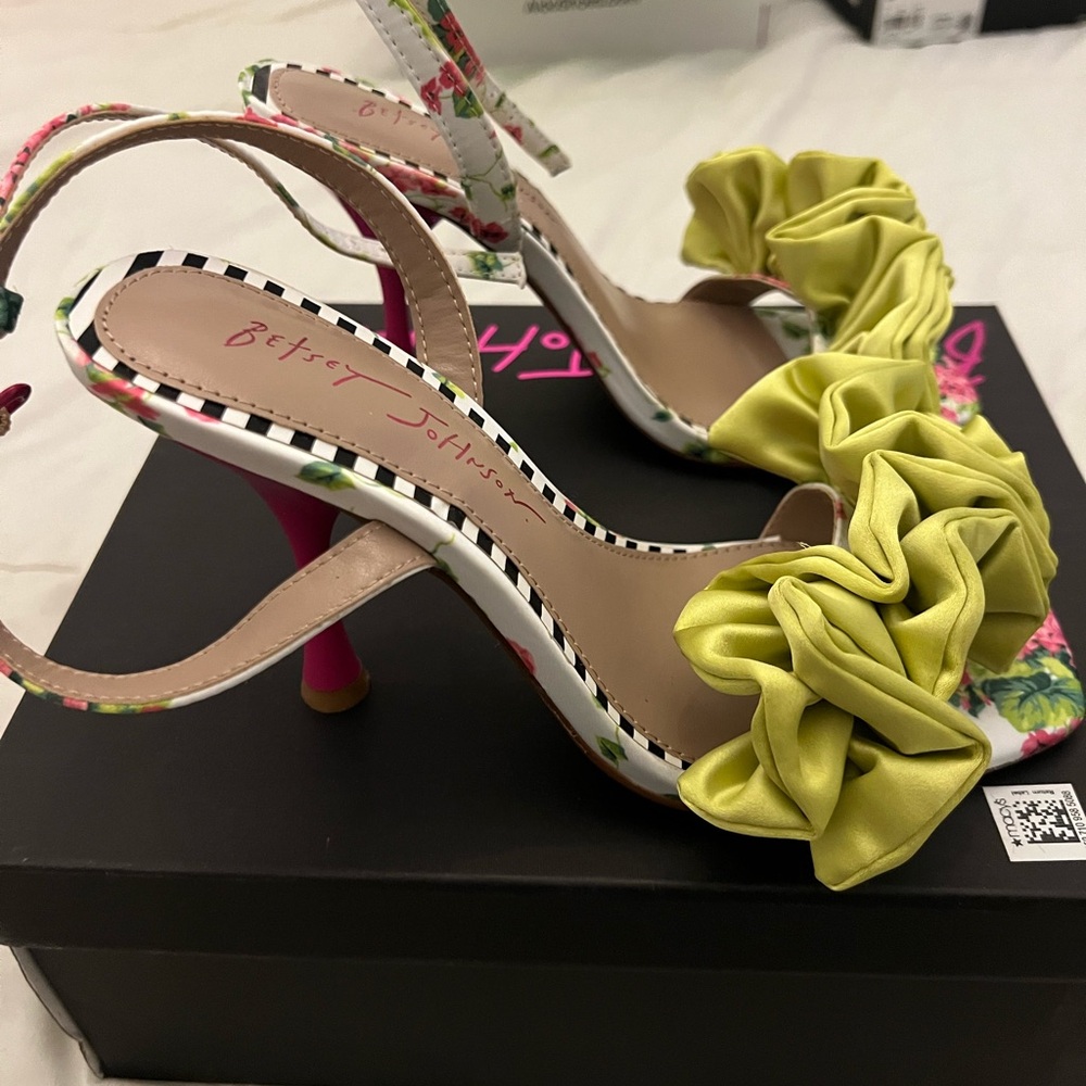 Betsey Johnson Floral Heels with Lime Ruffle - Picture 7 of 11
